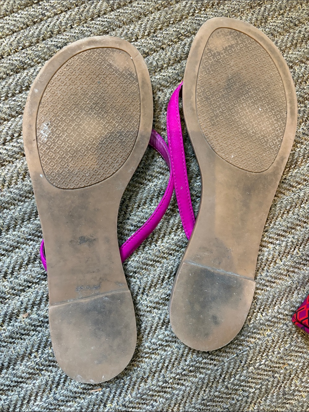 Tory Burch Magenta Leather Thong Sandals with Gold Logo - Picture 2 of 3